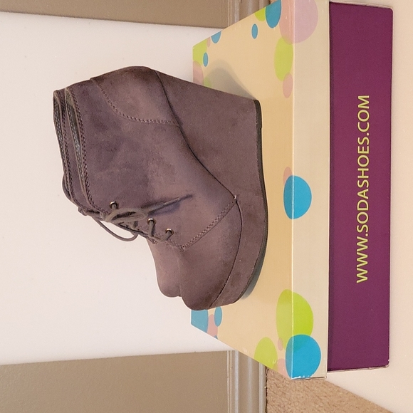 Shoes - Picture 3 of 6